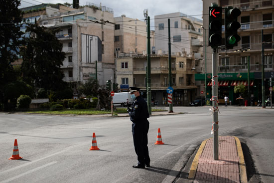 الشرطة اليونانية تتابع فرض حظر التجوال