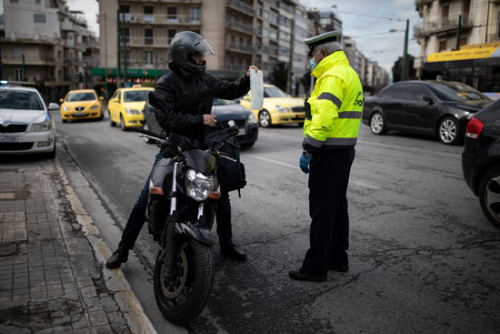الشرطة اليونانية تتقصى أسباب نزول المواطنين بساعات الحظر