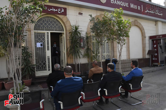 بنك مصر بمقر البرلمان يطبق الإجراءات الاحترازية لمواجهة الكورونا (4)
