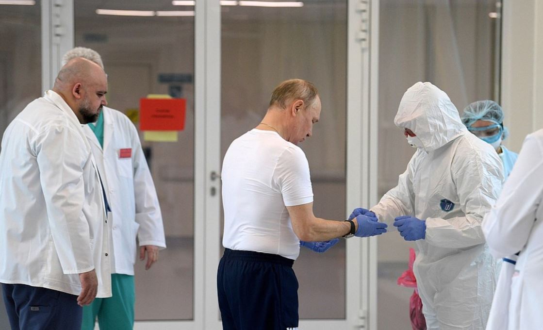 الرئيس الروسى يزور مستشفى المصابين بفيروس كورونا (3)