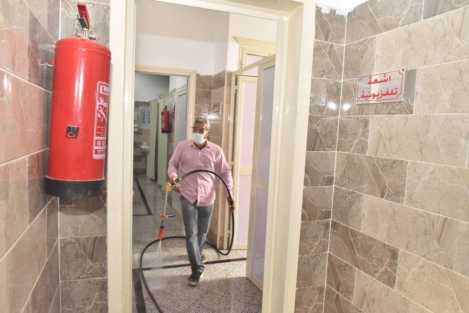 محافظ أسيوط يتفقد حملة تعقيم وتطهير مستشفى الحميات وماكينات الصرف الآلي (8)
