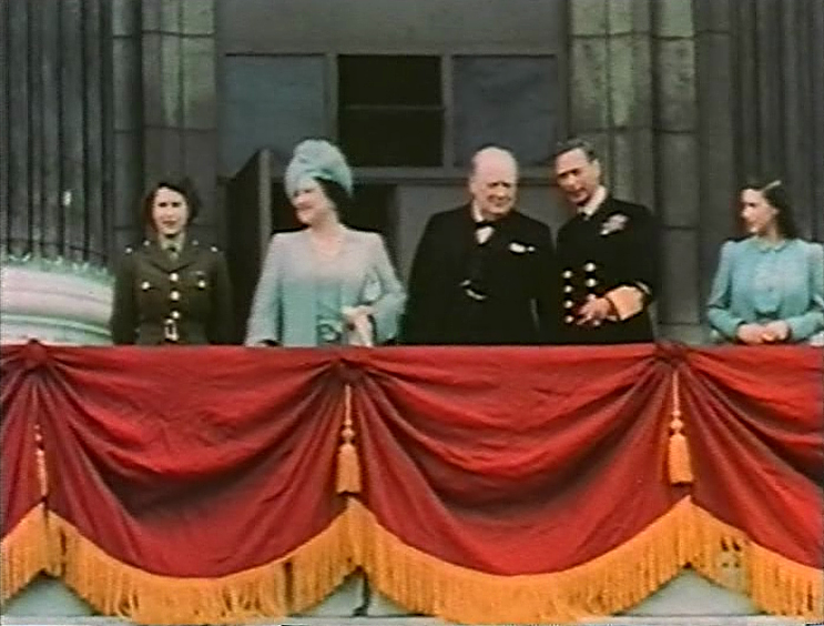 صورة للأميرة إليزابيث وهي بالزي العسكري في شرفة قصر باكنجهام مع والدتها الملكة إليزابيث وونستون تشرشل، رئيس الوزراء البريطاني، والملك جورج السادس والأميرة مارجريت في 8 مايو 1945م