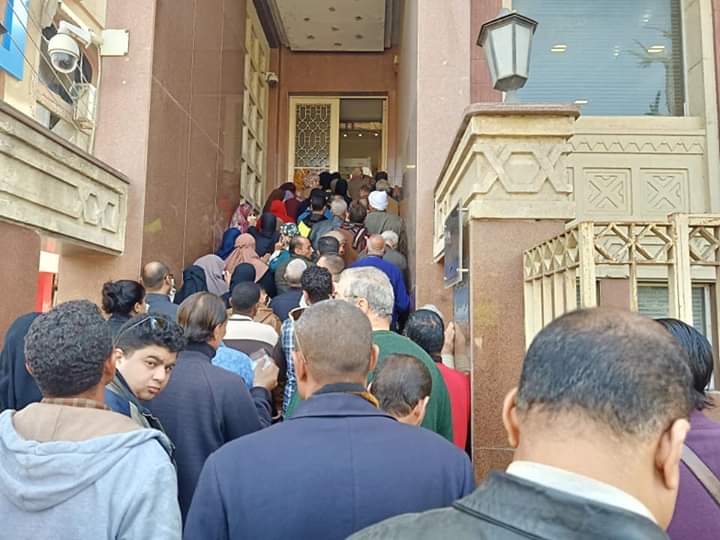 تكدس المواطنين أمام ماكينات صرف بنك مصر بالزقازيق (2)