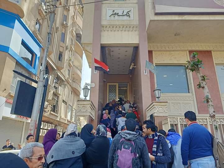 تكدس المواطنين أمام ماكينات صرف بنك مصر بالزقازيق (5)