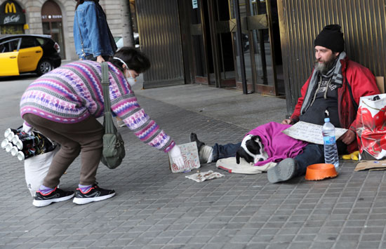 تقديم مساعدات مادية بين المواطنين فى برشلونة