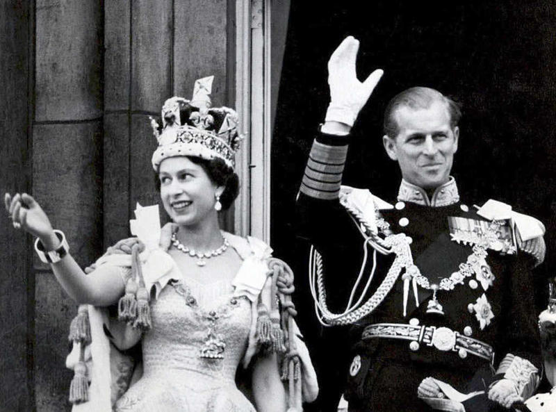 الملكة إليزابيث الثانية أثناء تتويجها مع الأمير فيليلب