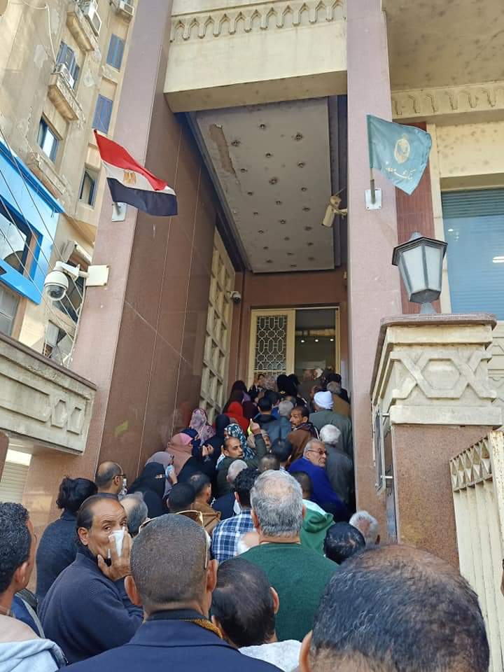 تكدس المواطنين أمام ماكينات صرف بنك مصر بالزقازيق (3)