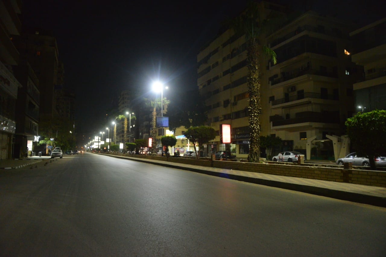 شوارع القاهرة تخلو من المارة  بعد تطبيق حظر التجوال
