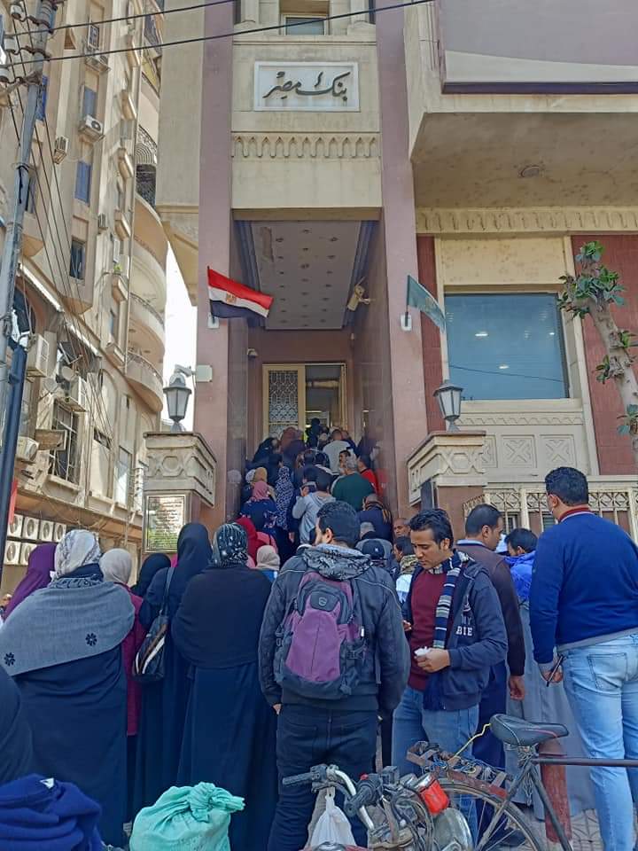 تكدس المواطنين أمام ماكينات صرف بنك مصر بالزقازيق (4)