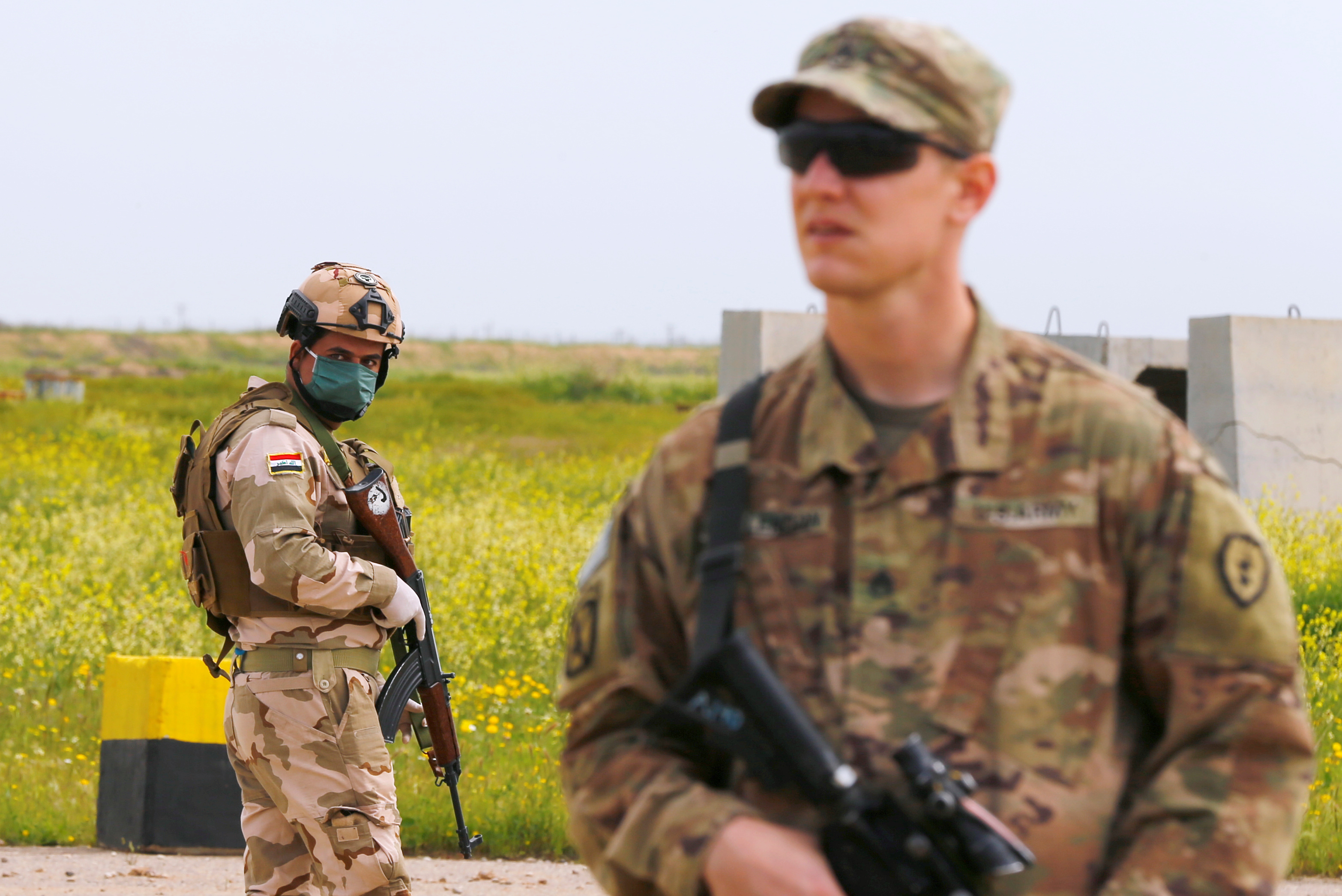 جندى عراقى يقف على ارض القاعدة الجوية