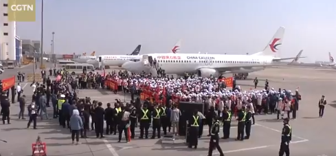 لحظة استقبال الاطباء فى مطار صينى