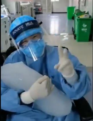 طبيبة صينية تحتضن لوح ثلج بالمستشفى بعد يوم شاق في مواجهة كورونا (2)