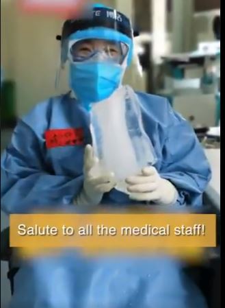 طبيبة صينية تحتضن لوح ثلج بالمستشفى بعد يوم شاق في مواجهة كورونا (1)