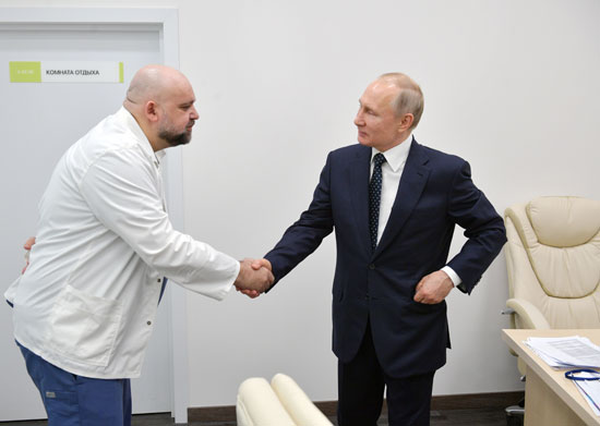 بوتين يصافح الطبيب