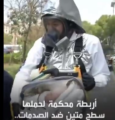 أب صيني يصمم حقيبة لأبنة لحماية من فيروس كورونا (1)