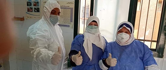 ممرضات بنى سويف يرفعن علامات النصر (1)