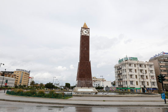 ساحة-مهجورة-حول-برج-الساعة-في-نهاية-شارع-الحبيب-بورقيبة--فى-تونس
