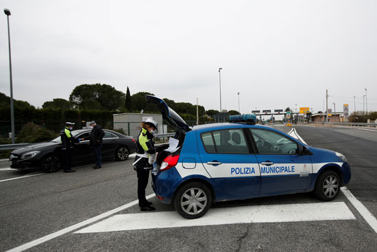 ضباط-الشرطة-المحلية-يتفقدون-الأشخاص-في-مخرج-الطريق-السريع-لمولفيتا-،-جنوب-إيطاليا