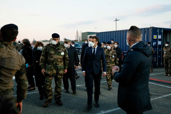 عدد من القيادات العسكرية فى استقبال الرئيس الفرنسى