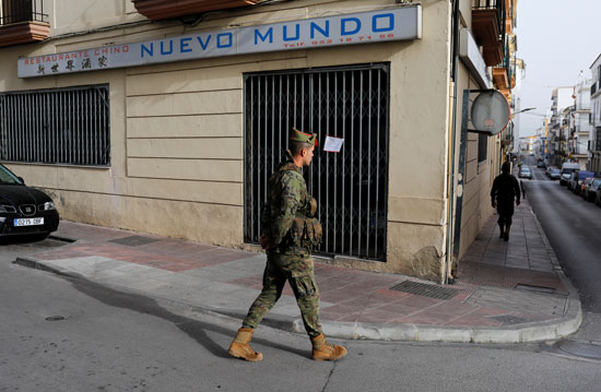 رجال-الفيلق-الإسباني-يقومون-بدورية-في-شارع-فارغ-في-وسط-مدينة-روندا
