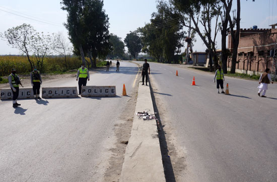 ضباط-الشرطة-يقفون-في-طريق-مسدود-يؤدي-إلى-قرية-مانجا-فى-باكستان