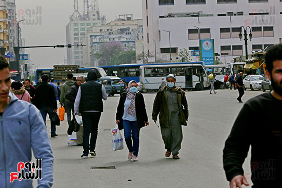 مواطنون يتسابقون للعودة إلى منازلهم قبل ساعات الحظر فى رمسيس (4)