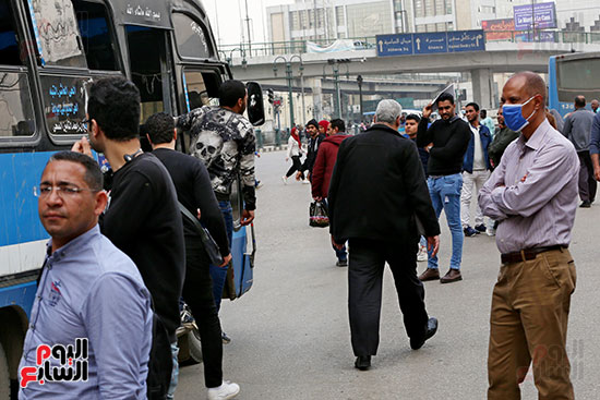 مواطنون يتسابقون للعودة إلى منازلهم قبل ساعات الحظر فى رمسيس (7)