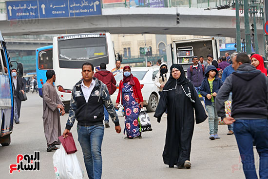 مواطنون يتسابقون للعودة إلى منازلهم قبل ساعات الحظر فى رمسيس (14)