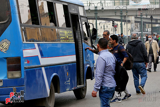 مواطنون يتسابقون للعودة إلى منازلهم قبل ساعات الحظر فى رمسيس (5)