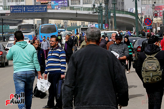 مواطنون يتسابقون للعودة إلى منازلهم قبل ساعات الحظر فى رمسيس (2)