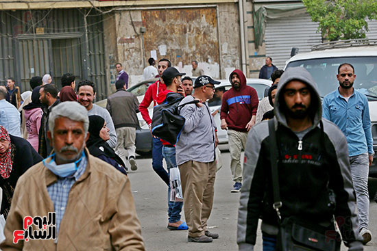 مواطنون يتسابقون للعودة إلى منازلهم قبل ساعات الحظر فى رمسيس (12)