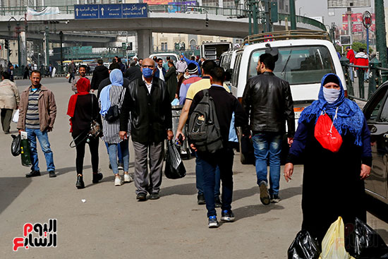 مواطنون يتسابقون للعودة إلى منازلهم قبل ساعات الحظر فى رمسيس (3)
