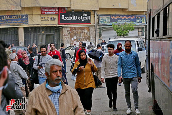 مواطنون يتسابقون للعودة إلى منازلهم قبل ساعات الحظر فى رمسيس (13)
