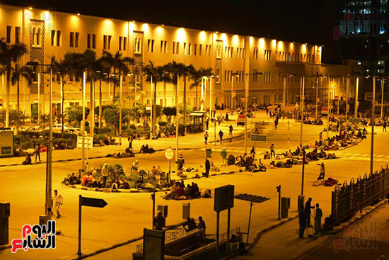 مسافرون-أمام-محطة-مصر-انتظارا-لبدء-حركة-القطارات مسافرون-أمام-محطة-مصر-انتظارا-لبدء-حركة-القطارات