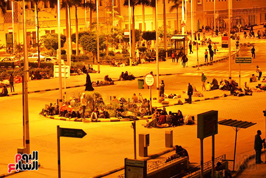 المسافرون-أمام-محطة-مصر
