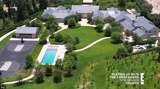 منزل كيم كاردشيان يضم حمام سباحة وملعب سلة