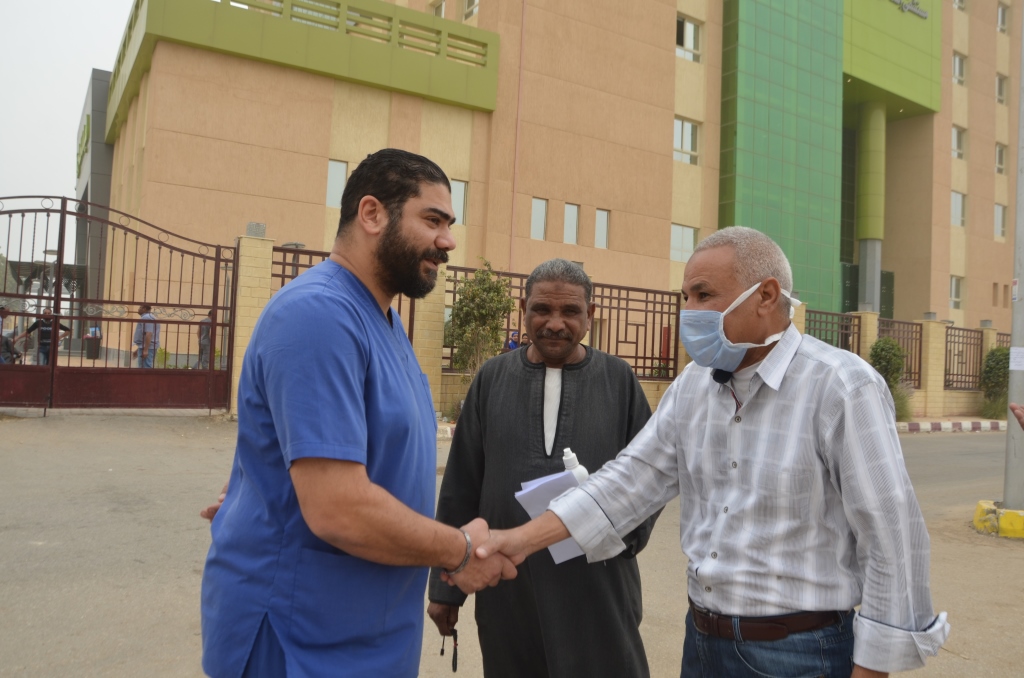 رئيس مدينة إسنا يستقبل أطباء الحجر الصحى بمستشفى العزل  (1)
