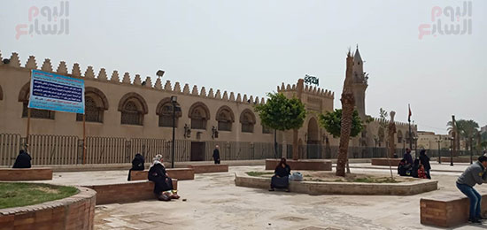 مواطنون يصلون جماعة أمام مسجد عمرو بن العاص بالمخالفة لقرار الأوقاف (2)