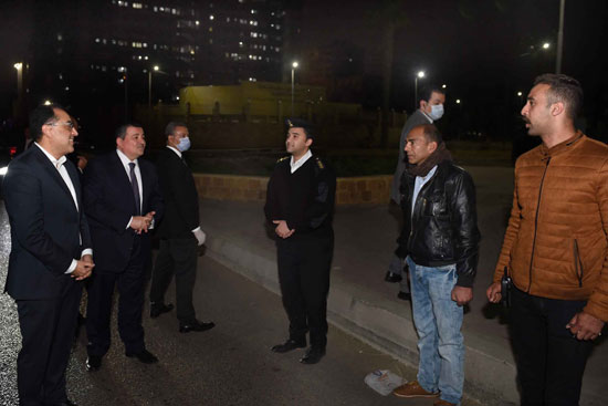 رئيس الوزراء يتابع مع أفراد الأمن التزام المصريين  بحظر التجول