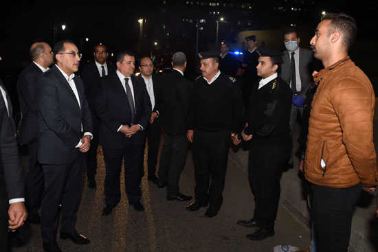 رئيس الوزراء وأسامة هيكل يتابعان مع أفراد الأمن التزام المصريين  بحظر التجول