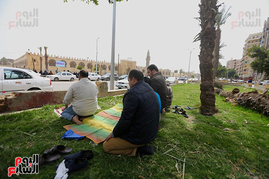 مواطنون يصلون جماعة أمام مسجد عمرو بن العاص بالمخالفة لقرار الأوقاف (4)