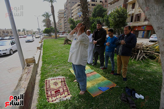 مواطنون يصلون جماعة أمام مسجد عمرو بن العاص بالمخالفة لقرار الأوقاف (5)