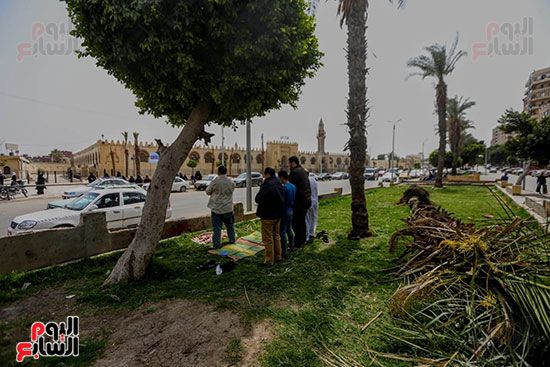 مواطنون يصلون جماعة أمام مسجد عمرو بن العاص بالمخالفة لقرار الأوقاف (3)
