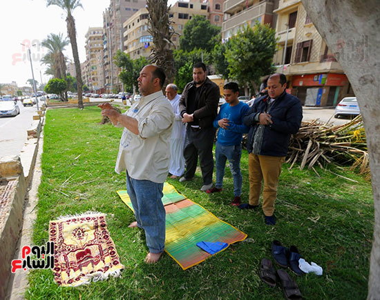 مواطنون يصلون جماعة أمام مسجد عمرو بن العاص بالمخالفة لقرار الأوقاف (6)