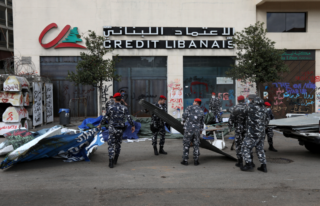 الشرطة اللبنانية تزيل الخيام وسط بيروت