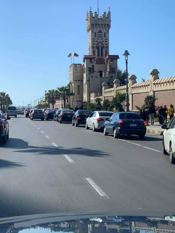 طواربير لسيارات المواطنين  أمام بوابات حدائق قصر المنتظرة بالأسكندرية (2)