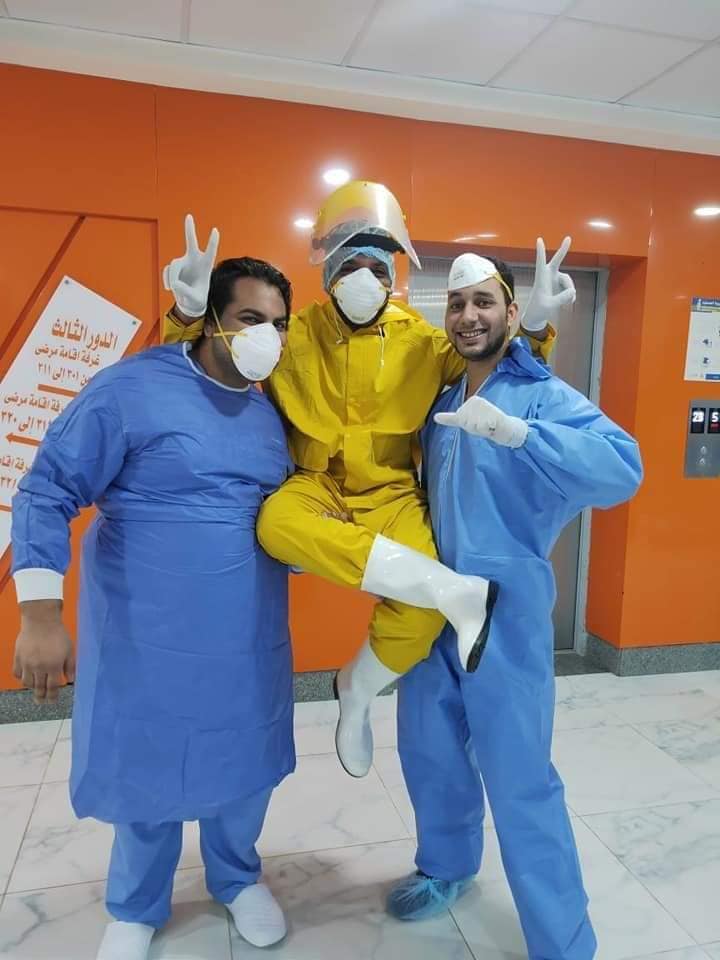 فريق مستشفى العزل بالاسكندرية يحتفل بالشفاء