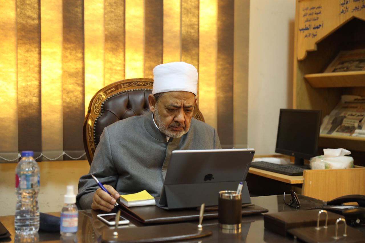  الإمام الأكبر يعقد اجتماعا مع قيادات الأزهر عبر الفيديو كونفرانس (1)