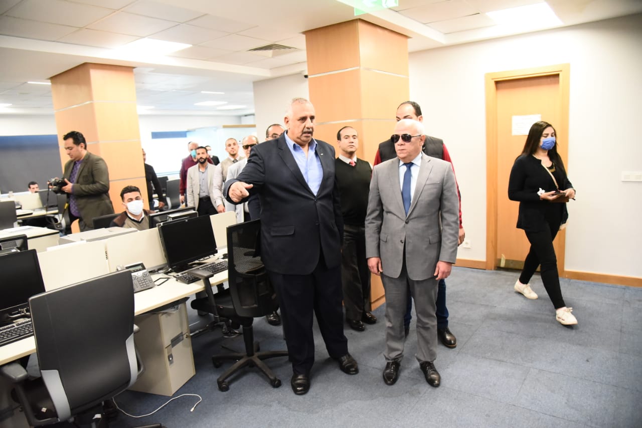 محافظ بورسعيد يطمئن علي سير العمل بالمركز اللوجيستي (7)