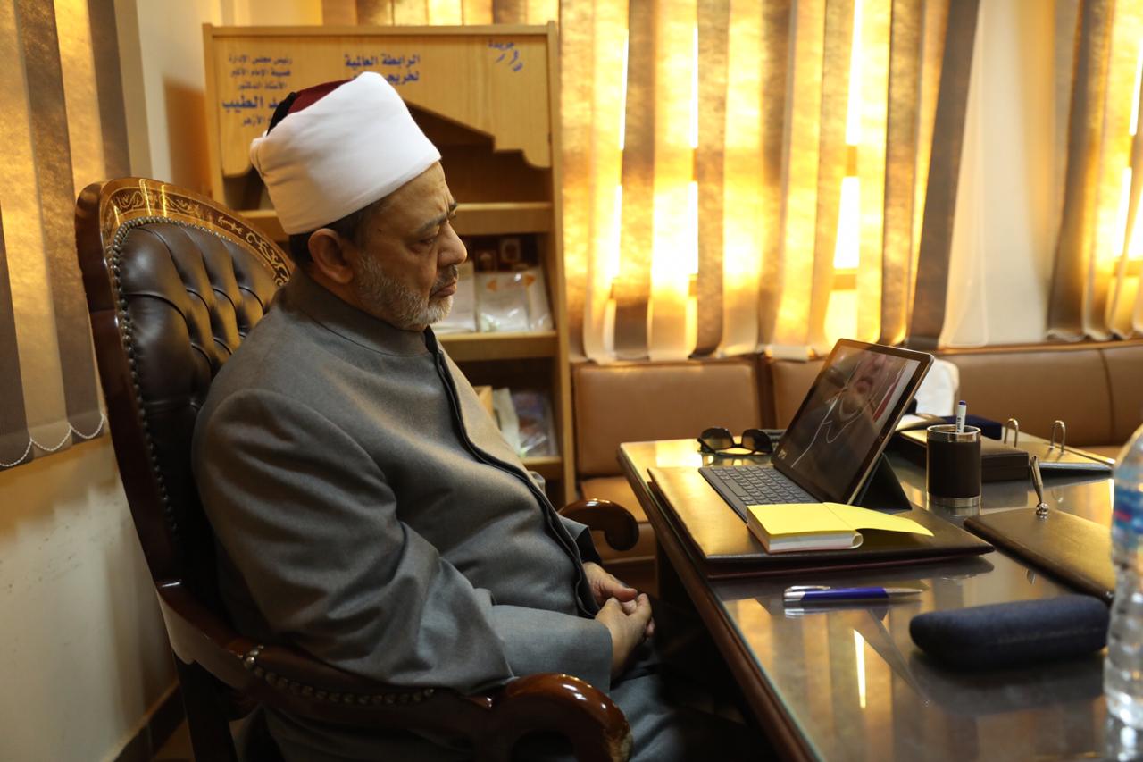 الإمام الأكبر يعقد اجتماعا مع قيادات الأزهر عبر الفيديو كونفرانس (2)